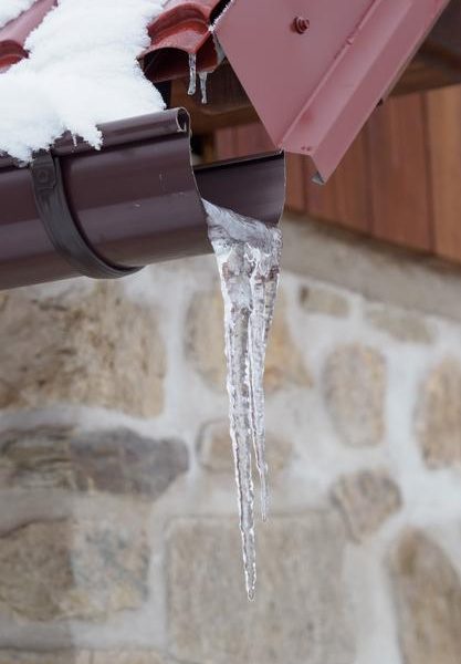 icicles-eaves-frost-with-icicles-eaves-house_641010-3336